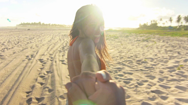 Chica líder hombre a través de la playa
 - Metraje, vídeo
