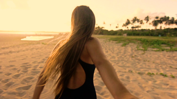 Chica líder hombre a través de la playa
 - Imágenes, Vídeo