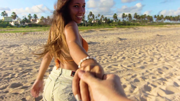 Chica líder hombre a través de la playa
 - Metraje, vídeo