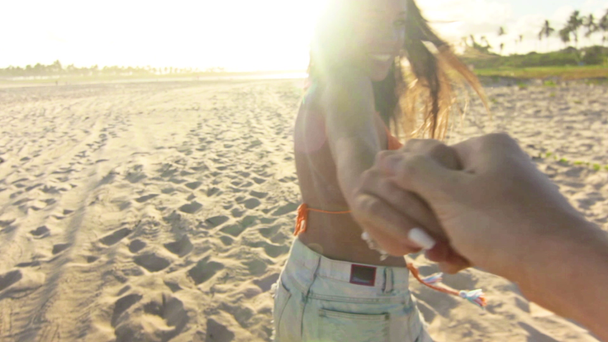 Menina líder homem em toda a praia
 - Filmagem, Vídeo