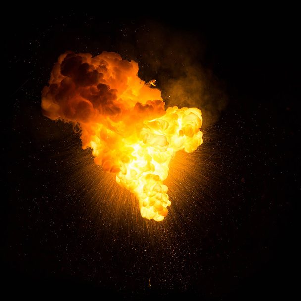 destello de explosión brillante en un fondo negro. explosión de fuego
 - Foto, Imagen