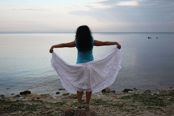 Deniz günbatımı ve genç bir kadın - Fotoğraf, Görsel