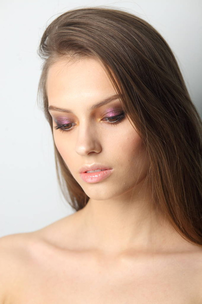 Closeup studio portret van jonge mooie model met professionele make-up - Foto, afbeelding