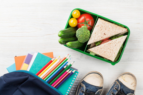 Lunchbox und Schulbedarf - Foto, Bild