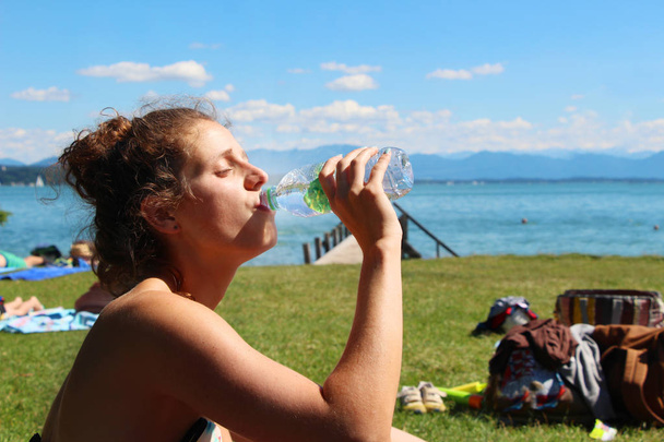 Jeune femme boire de l'eau rafraîchissante
 - Photo, image