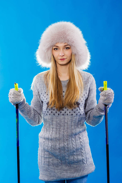 Portret pozytywny kobiety z nartami - Zdjęcie, obraz