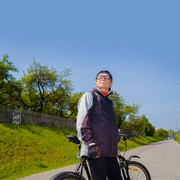 Retrato del hombre montar en bicicleta
 - Foto, Imagen