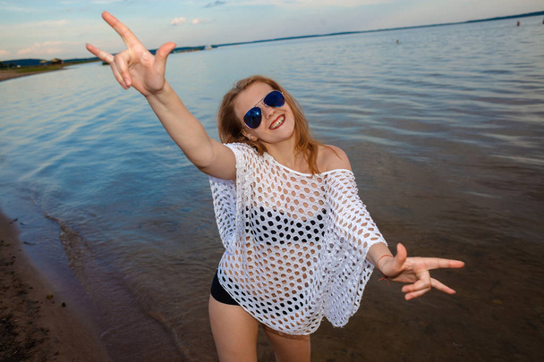 Csípő lány mutatja a boldog pozitív érzelmek - Fotó, kép