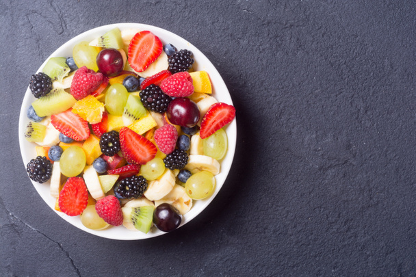 Fruit and berries salad  - Foto, imagen