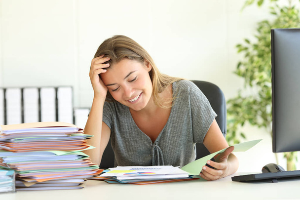 Happy employee reading report at office - Фото, изображение