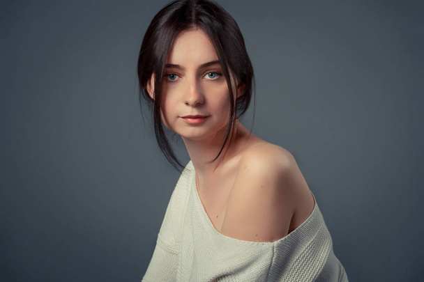 Genç kadın rahat stüdyo portre beyaz top - Fotoğraf, Görsel