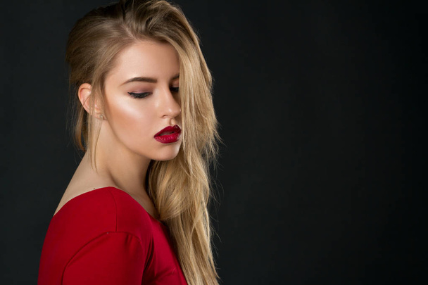 Blond girl with red lips - Φωτογραφία, εικόνα
