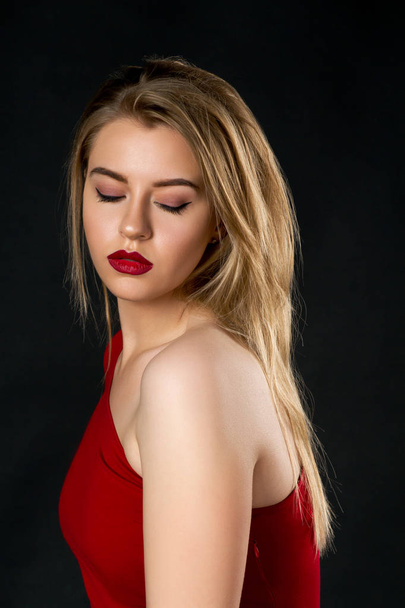 blondes Mädchen mit roten Lippen - Foto, Bild