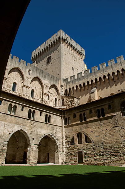 中庭とアヴィニョン教皇の宮殿の内部の建物の表示. - 写真・画像
