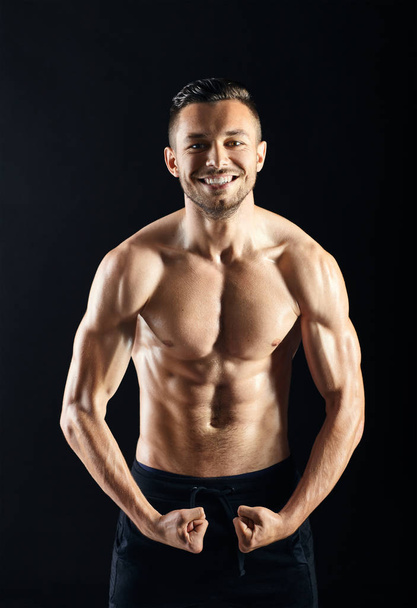 shirtless man showing muscles  - Zdjęcie, obraz