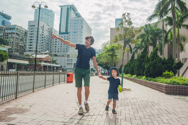 Father and son are walking around Hong Kong - Foto, immagini