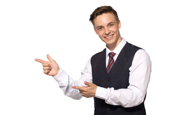 Glimlachend zakenman in een vest met zijn vingers wijzen - Foto, afbeelding