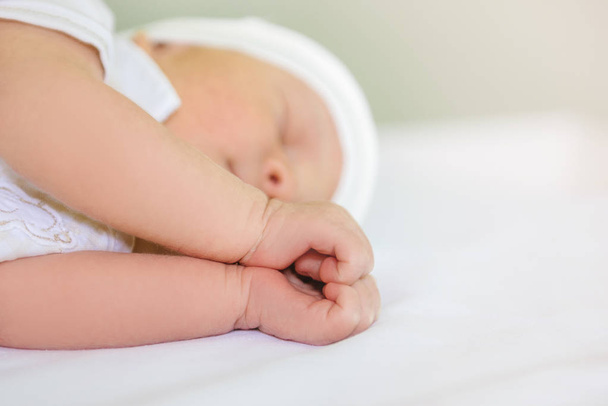 Kleine Hand schlafender Neugeborener aus nächster Nähe - Foto, Bild