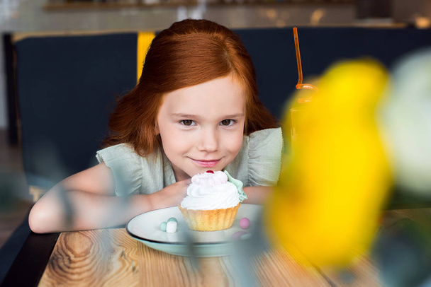 lány eszik cupcake kávézó - Fotó, kép