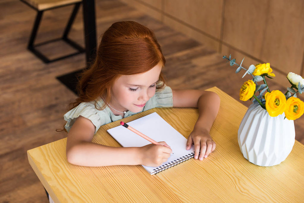 Redhead Dziewczyna Rysowanie przy stole   - Zdjęcie, obraz