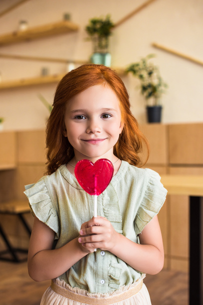 girl with heart shaped lollipop - Fotoğraf, Görsel
