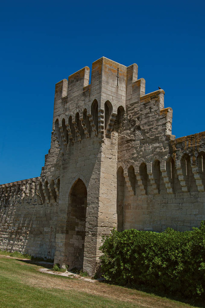 壁と塔は、アヴィニョンの市内中心部の周りのビュー. - 写真・画像