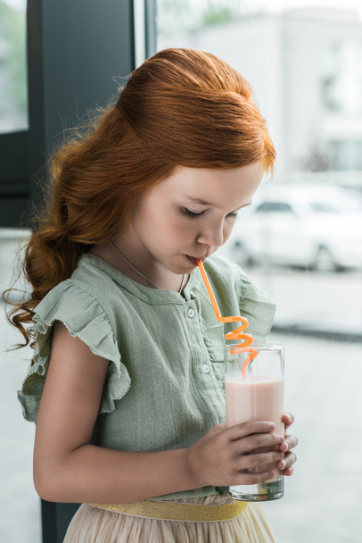 kız içki muzlu süt - Fotoğraf, Görsel