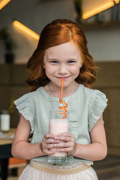 Mädchen trinkt Milchshake  - Foto, Bild