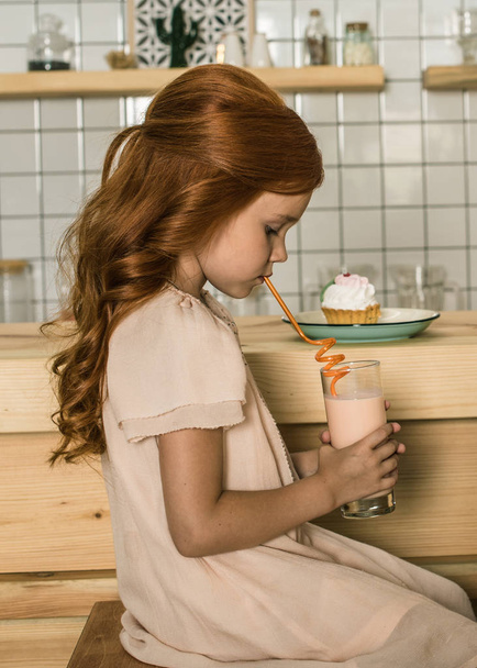 πόσιμο milkshake κορίτσι  - Φωτογραφία, εικόνα