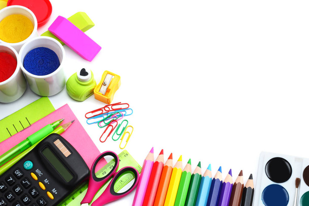 школьные и офисные принадлежности. школьное образование. цветные карандаши, ручка, боли, бумага для школьного и студенческого образования изолированы на белом фоне. вид сверху
 - Фото, изображение