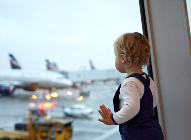 Kind auf dem Flughafen. - Foto, Bild