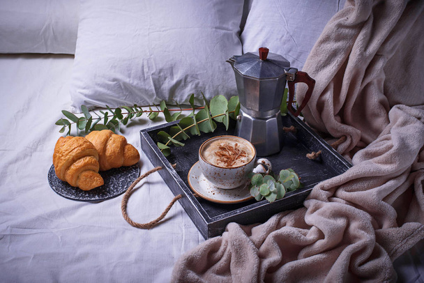 Desayuno en mal con croissants y café
  - Foto, Imagen
