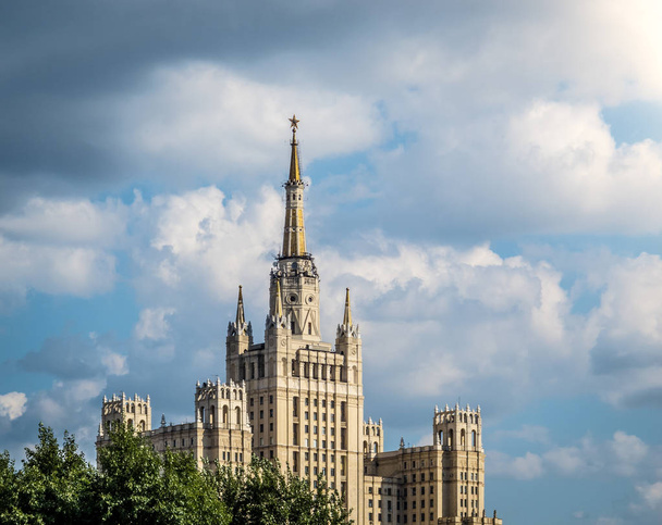 Moskova'nın ünlü highrises biri. - Fotoğraf, Görsel