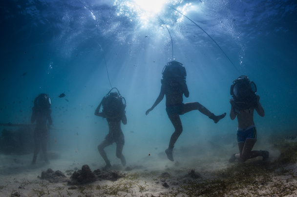 groep van duikers onder water - Foto, afbeelding