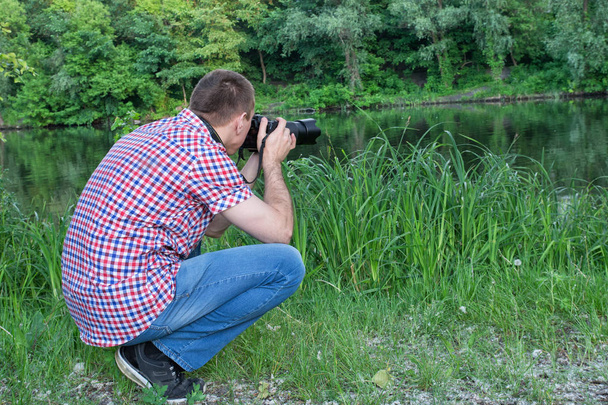 Fotoğrafçı nehir kıyısında ateş ediyor - Fotoğraf, Görsel