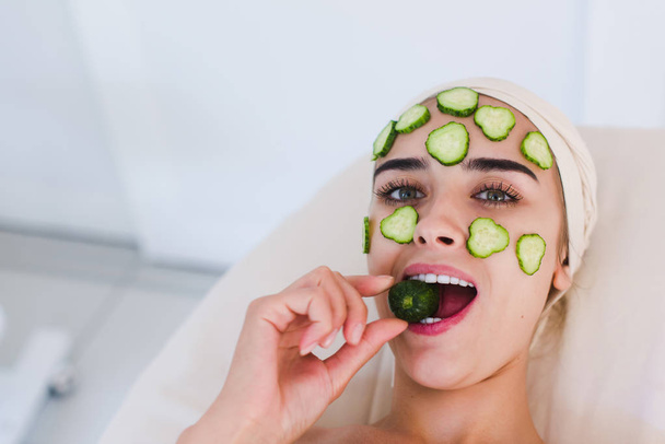 Belle femme recevant masque facial de concombre
 - Photo, image