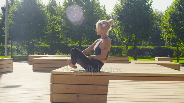 Een jonge vrouw blootsvoets lopen op houten vloeren - Video