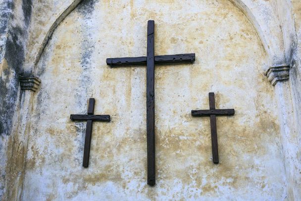 cruzes de madeira fora da igreja
 - Foto, Imagem