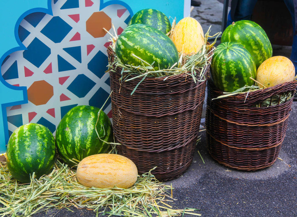 melones en una canasta grande
 - Foto, Imagen
