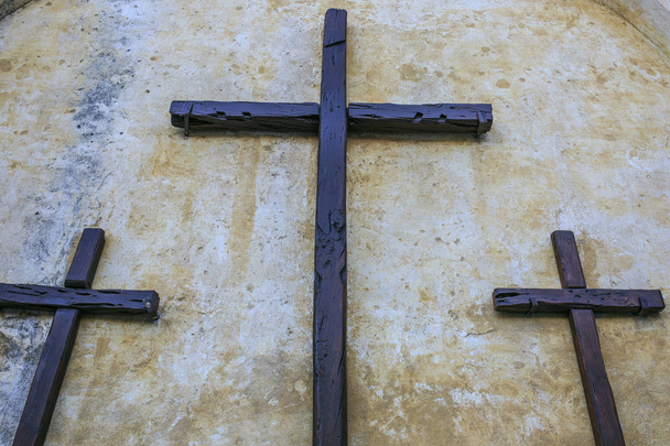 教会の外の木製の十字架 - 写真・画像