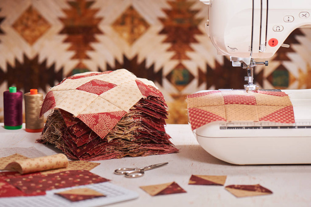 Quilt blocks sewing with an electric sewing machine - Φωτογραφία, εικόνα