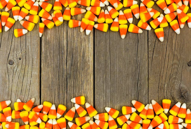 Halloween candy corn dubbele rand tegen hout - Foto, afbeelding