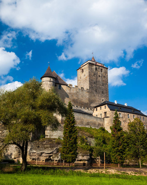 Castelo Kost em um dia ensolarado
 - Foto, Imagem