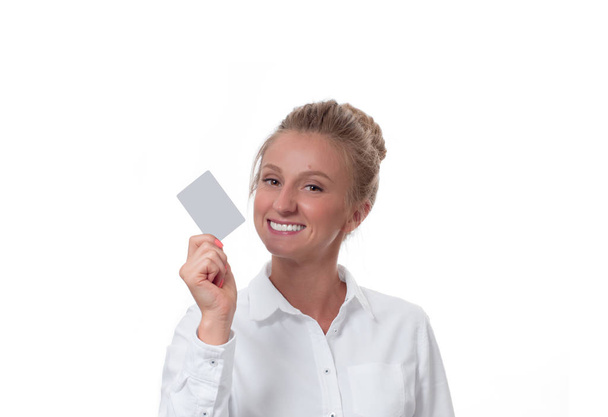 junge Frau hält leere Visitenkarte mit Kopierplatz  - Foto, Bild