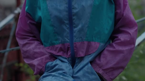 Lähikuva muotokuva, sinisilmäinen tyttö sinisessä huppari seisoo sateessa, etsivät lävistäen kameraan
 - Materiaali, video