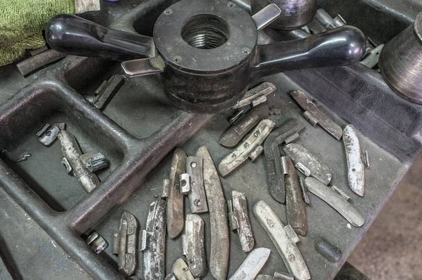 Pesas y herramientas pequeñas de plomo para equilibrar ruedas
 - Foto, imagen