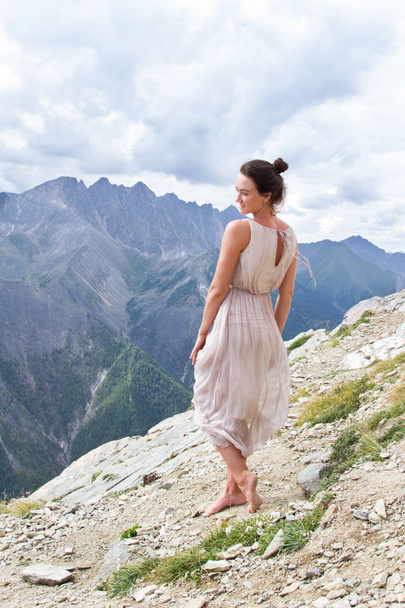 Bir dağın tepesinde elbiseli kız - Fotoğraf, Görsel