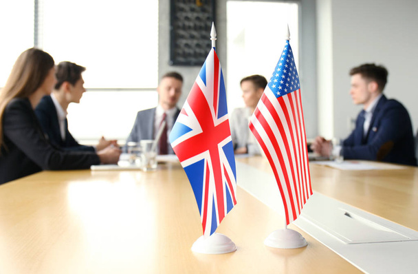 多様性の人々 が話す国際会議パートナーシップ。アメリカの国旗と英国の旗. - 写真・画像