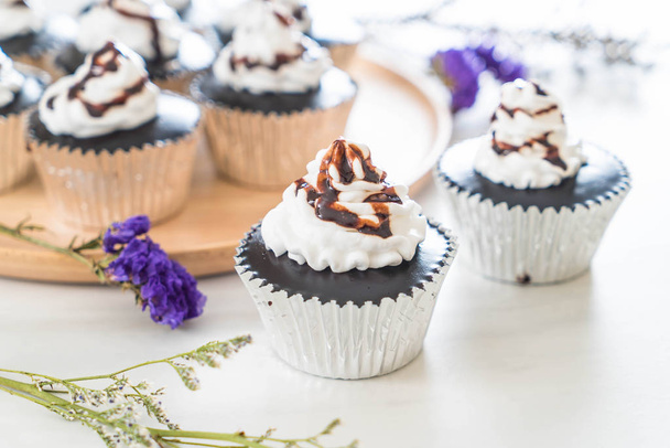 chocolate cup cake with whipped cream - Foto, Imagem