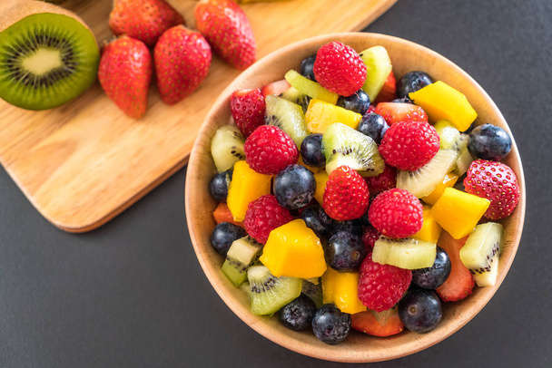 frutas frescas mezcladas (fresa, frambuesa, arándano, kiwi, mang
 - Foto, Imagen